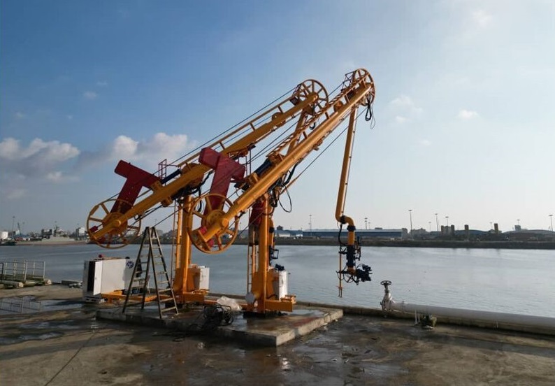 تحویل موقت ۴ دستگاه بازوی بارگیری دریایی در اسکله‌های نفتی مجتمع بندری انزلی
