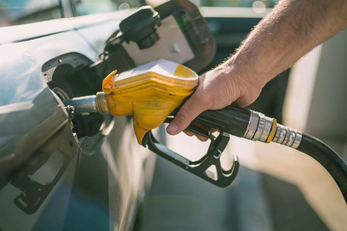 تکذیب قطع سهمیه بنزین خودروهای بدون بیمه از اول دی ماه