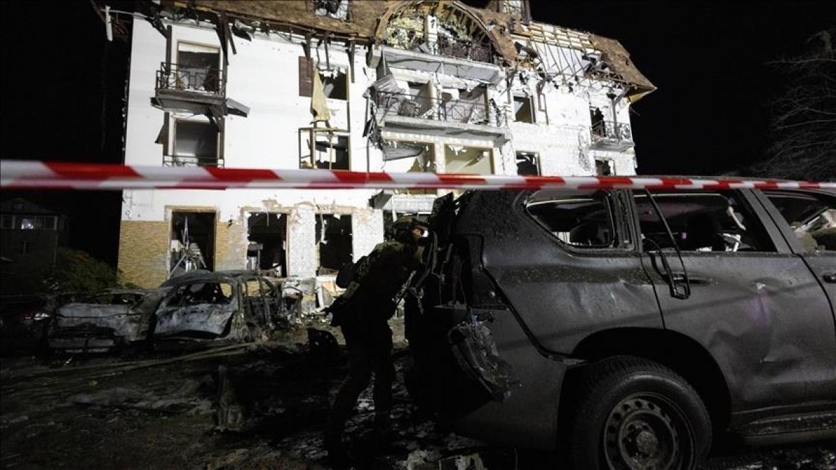 حمله موشکی روسیه به هتلی در خارکیف / اوکراین: ۱۱ نفر از جمله چند خبرنگار ترکیه‌ای مجروح شدند