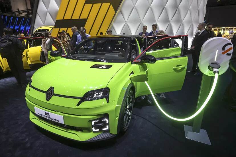 رونمایی از رنو 5 برقی به عنوان نمادی از ترکیب نوستالژی و نوآوری؛  بهترین خودروی سال 2024 نیز معرفی شد