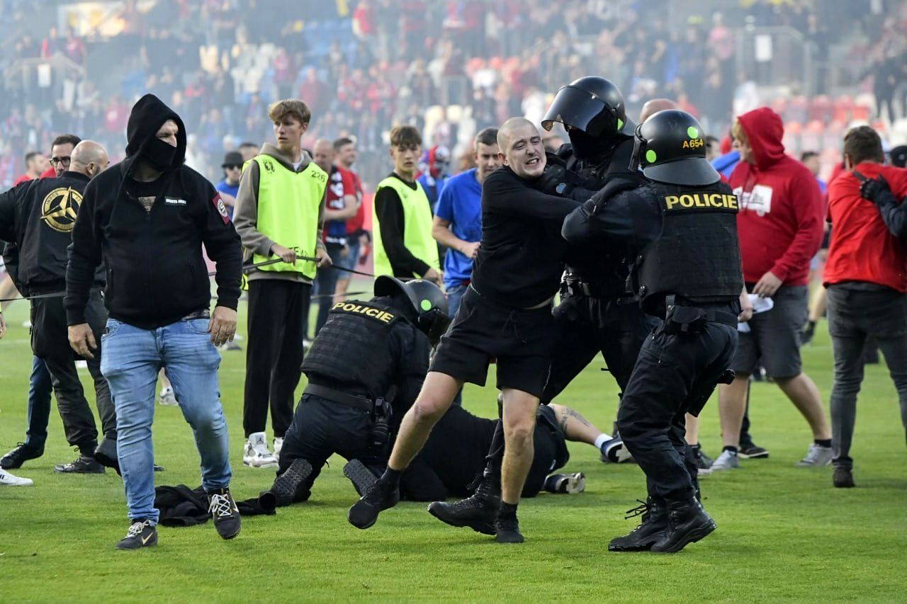 فینال جام جمهوری چک به یک جنگ تمام عیار تبدیل شد.  حمله وحشیانه هواداران به مجریان تلویزیون!  (+عکس)
