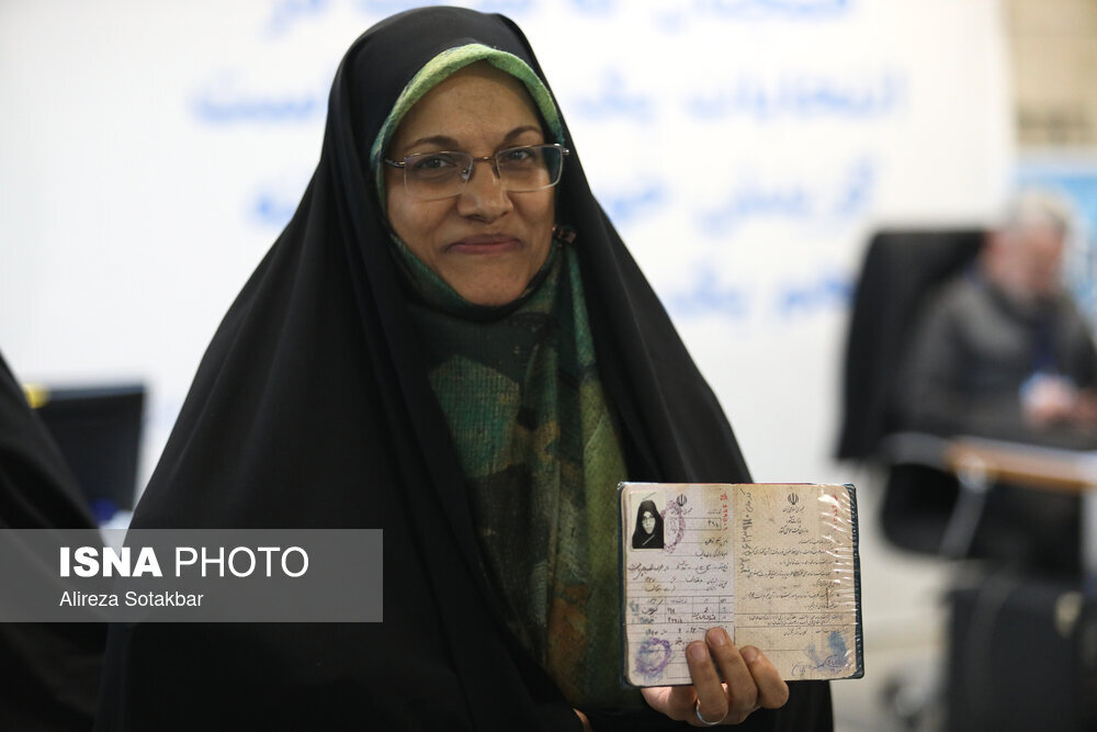 نظر شما در مورد این عکس چیست؟  / اولین کاندیدای زن در ایران تحلیلات ریاست جمهوری 1403
