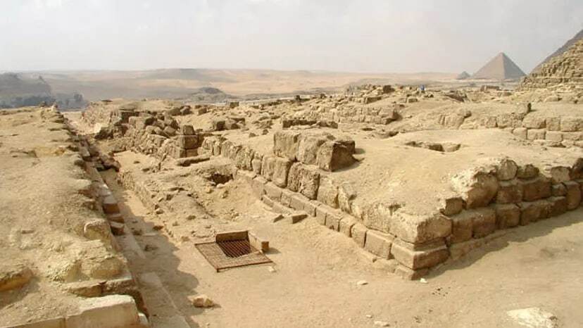 باستان شناسان یک سازه مخفی را در زیر گورستان مجاور هرم بزرگ جیزه در مصر کشف کردند.