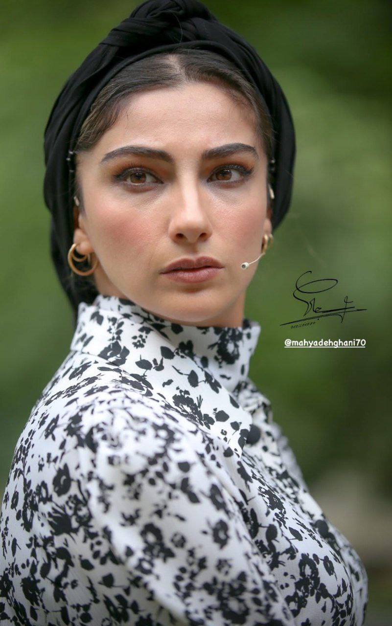 تیپ متفاوت بازیگر سریال نجلا در کاخ سعد آباد