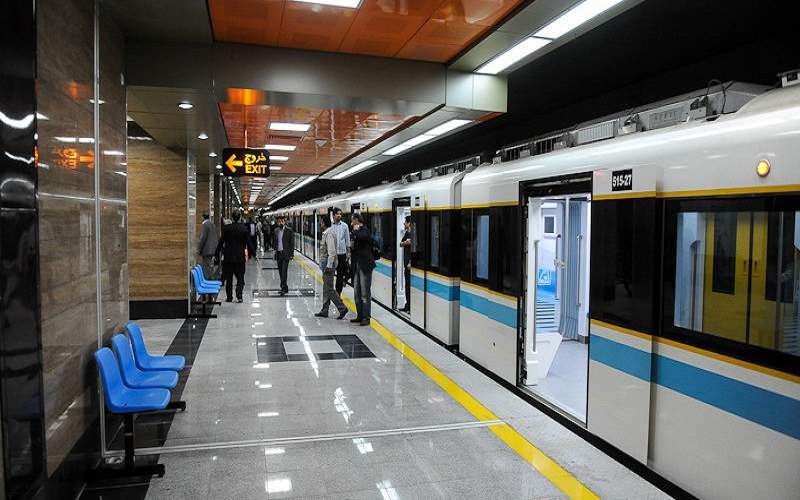 عکسی که توجه مسافر خاصی را در متروی تهران به خود جلب کرد
