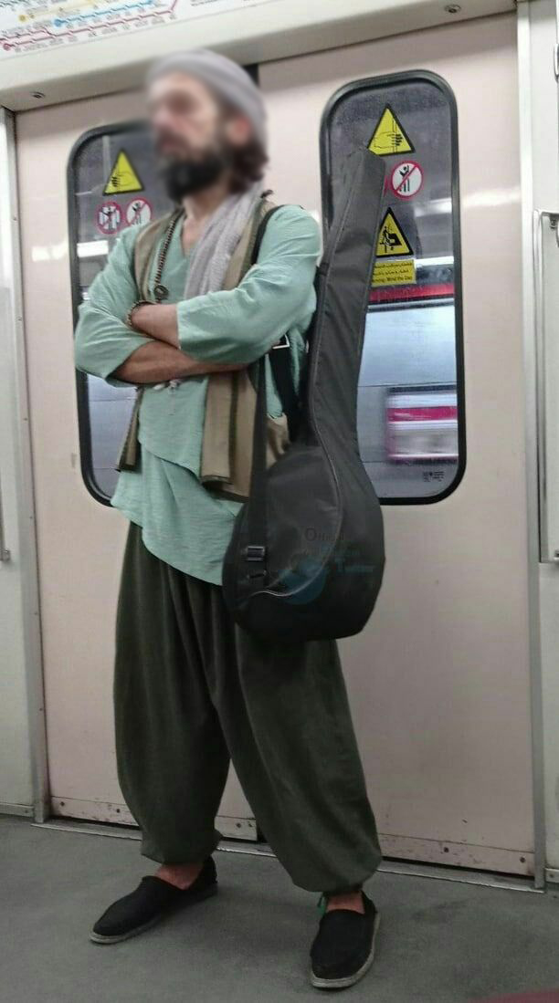 عکسی که توجه مسافر خاصی را در متروی تهران به خود جلب کرد
