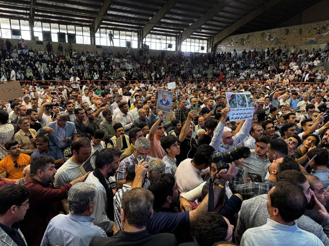 تصاویری از استقبال مردم اصفهان از پزشکان و ظریف
