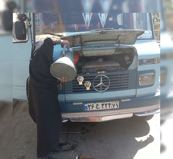 خاطره جالب بانوی اصفهانی که با مینی بوس قرمز رنگش به جاده زد