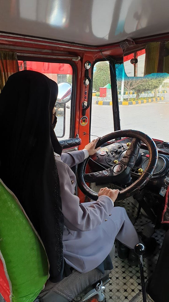 خاطره جالب بانوی اصفهانی که با مینی بوس قرمز رنگش به جاده زد