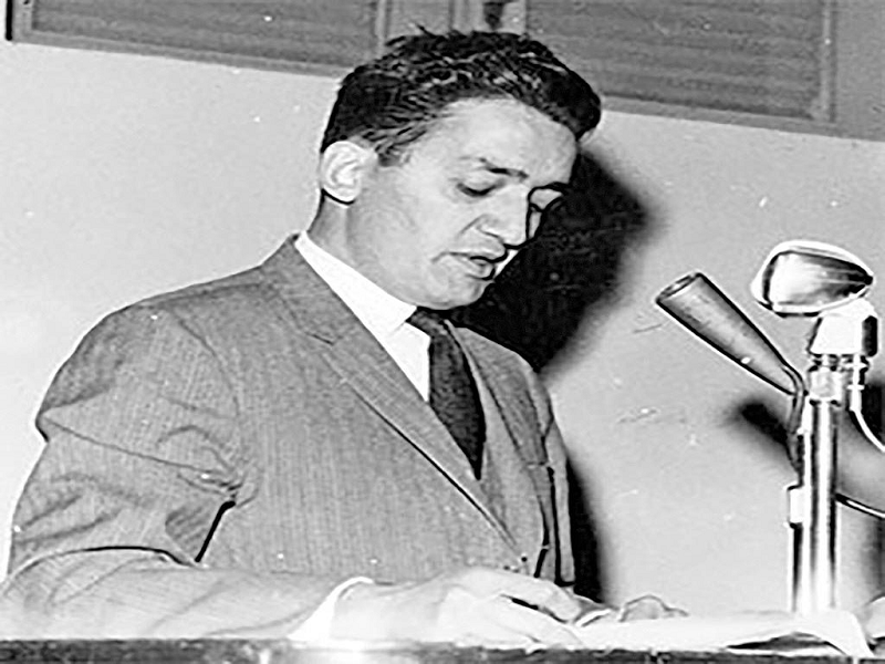 ارزش پول ملی در 2 هفته 15 درصد کاهش یافته است، مردان برای یکدیگر نوشیدنی باز می کنند ارزش پول ملی در 2 هفته 15 درصد کاهش یافته است، مردان برای یکدیگر نوشیدنی باز می کنند