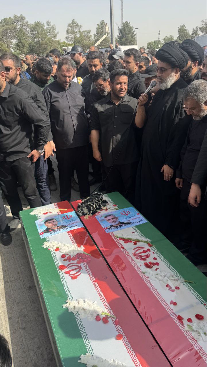 دعا بر روی بدن شهید حاجیزاد و فرماندهان باگری
