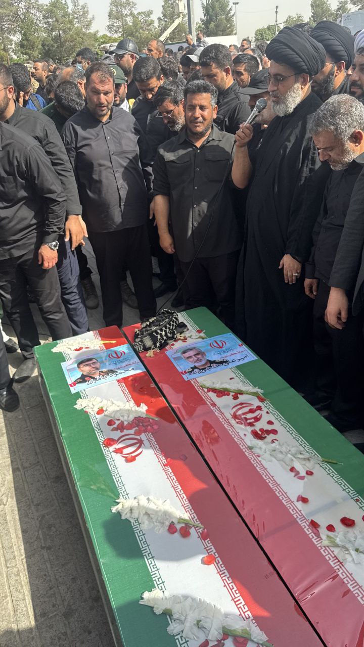 دعا بر روی بدن شهید حاجیزاد و فرماندهان باگری