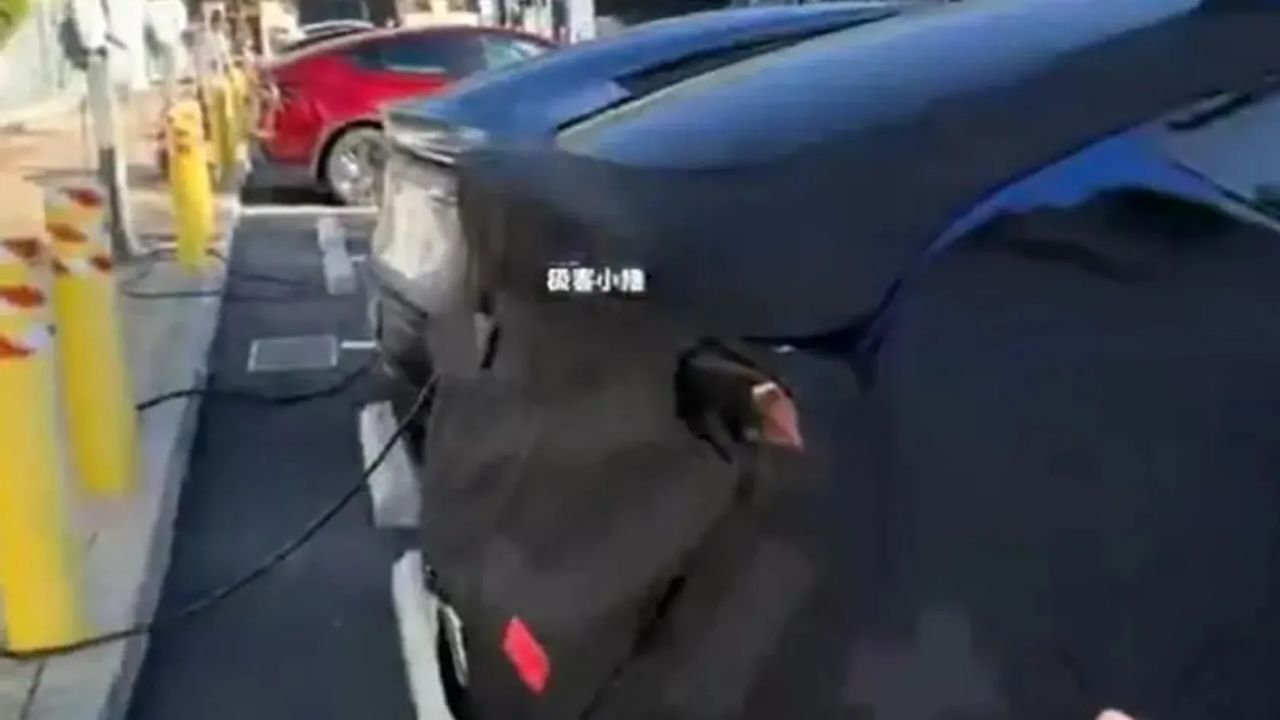 تصاویر ماشین ارزان Tesla Lu ؛ صفحه نمایش عقب و سقف پانوراما را بردارید