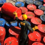 عقبگرد نفت در برابر تهدیدهای تجاری آمریکا