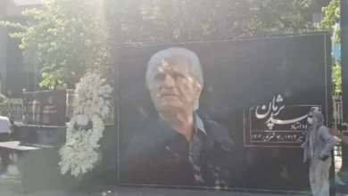 بدرقه پیکر زنده‌یاد «احمد پژمان» در مقابل تالار وحدت