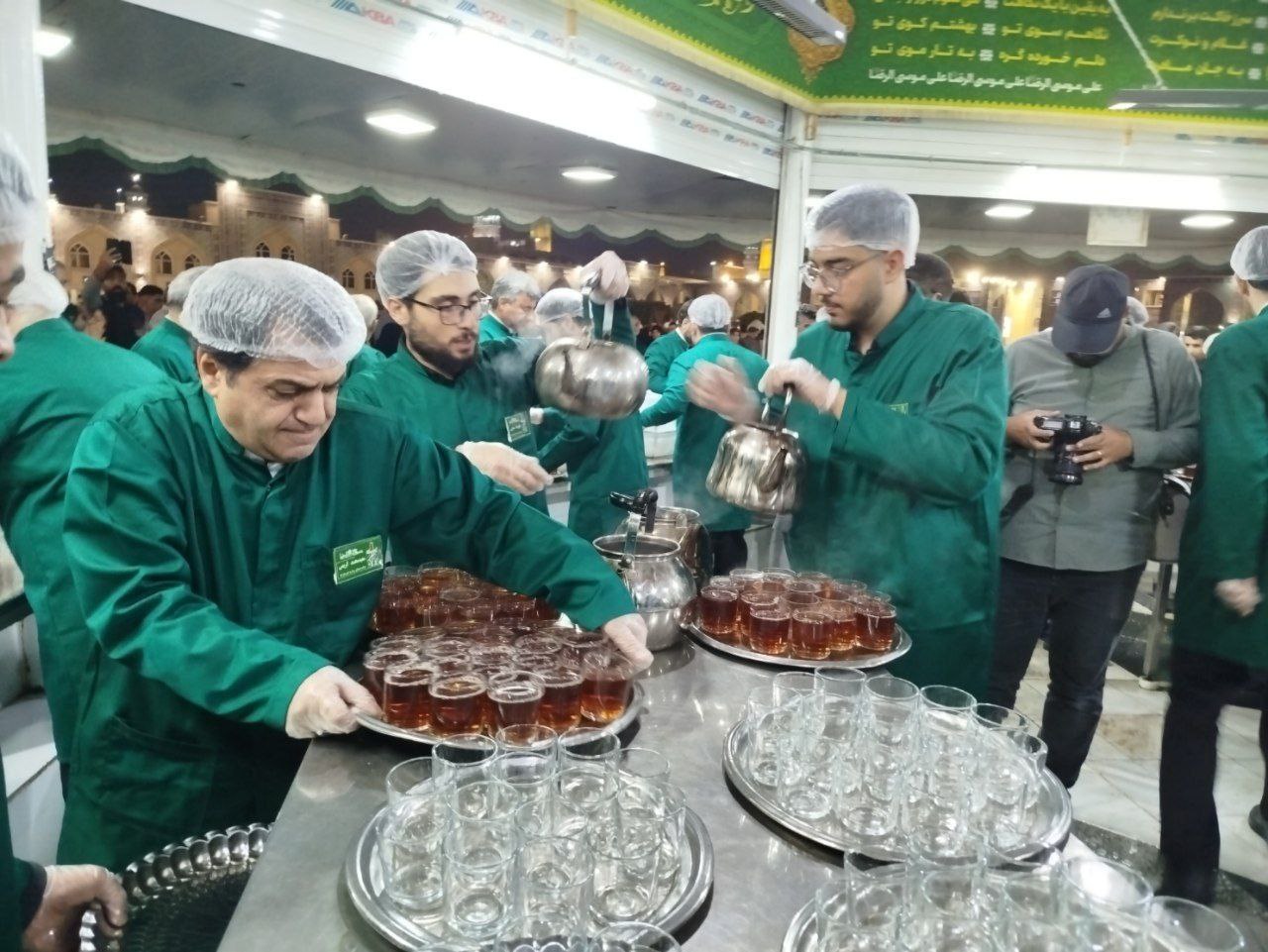 حضور عراقچی در چایخانه مطهر امام حسن (ع) حرم مطهر رضوی