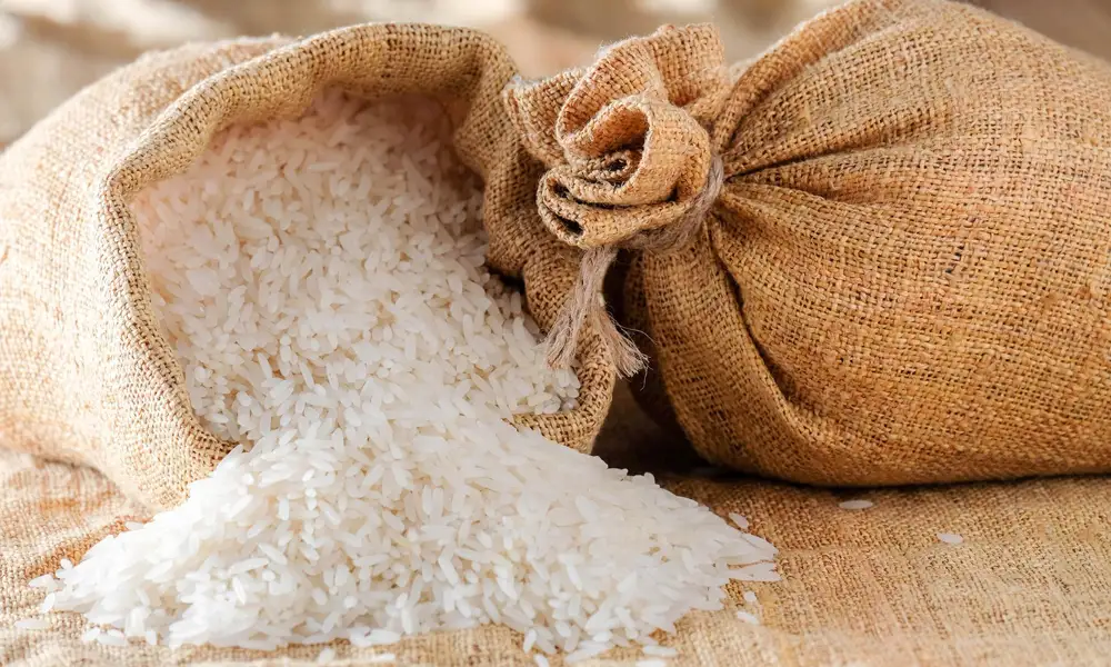 سودجویان برنج پاکستانی که با ارز دولتی وارد شده را در کیسه برنج ایرانی عرضه میکنند و کسی هم متوجه نمیشود