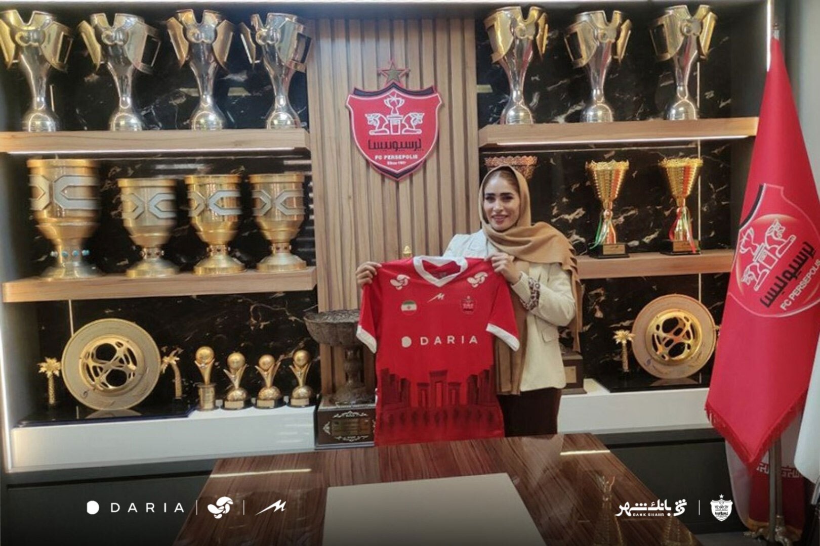 پرسپولیس با دو ملی پوش زن قرارداد امضا کرد; قنبری و خواجوی رسما به جمع سرخپوشان پیوستند