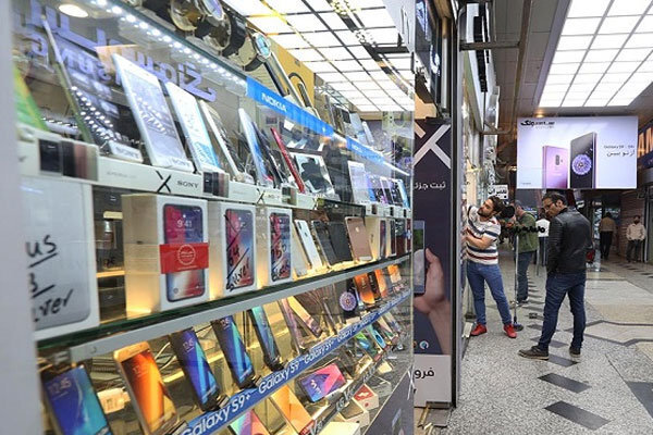 گزارش میدانی از اعتراضات پراکنده جمعی از موبایل فروشان حوالی ظهر امروز