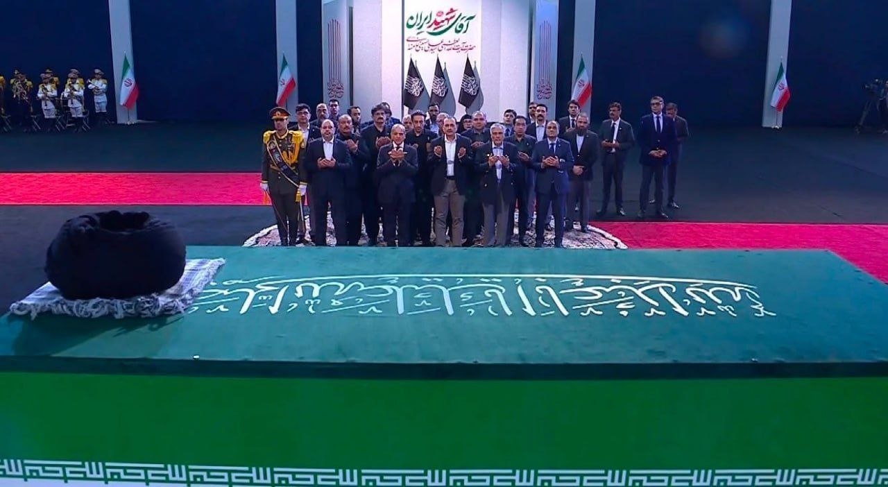 شهباز شریف دفتر یادبود آقای شهید ایران را امضا کرد