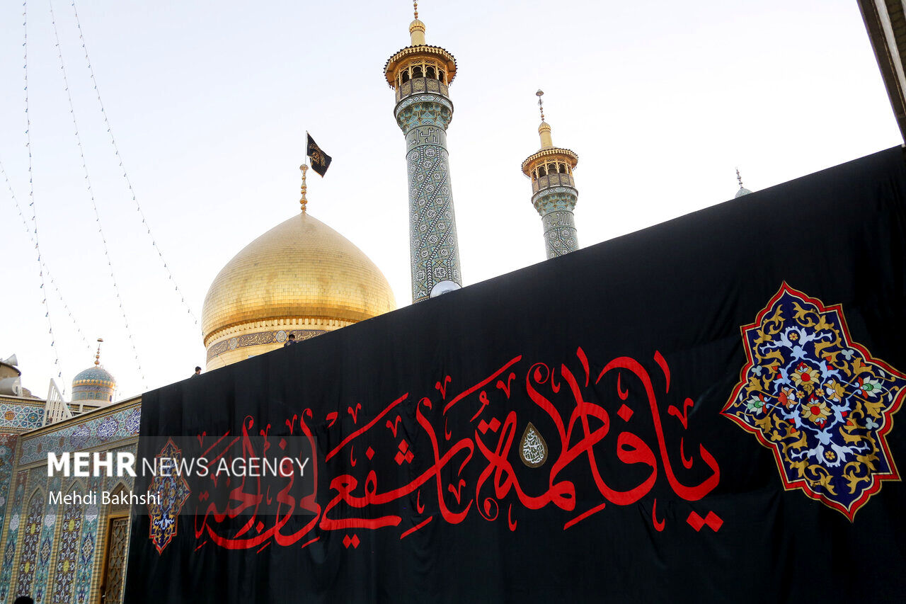 تصاویر: آیین تعویض پرچم حرم حضرت معصومه(س)