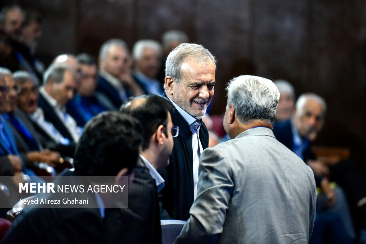 تصاویر: نشست صمیمی رییس جمهور با بازنشستگان