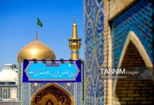 تصاویر: نصب کتیبه‌های ولادت‌ امام حسن عسکری علیه‌السلام در حرم رضوی