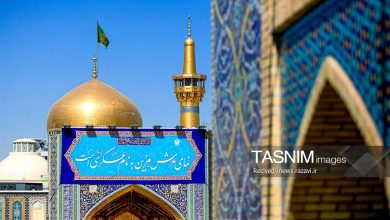 تصاویر: نصب کتیبه‌های ولادت‌ امام حسن عسکری علیه‌السلام در حرم رضوی
