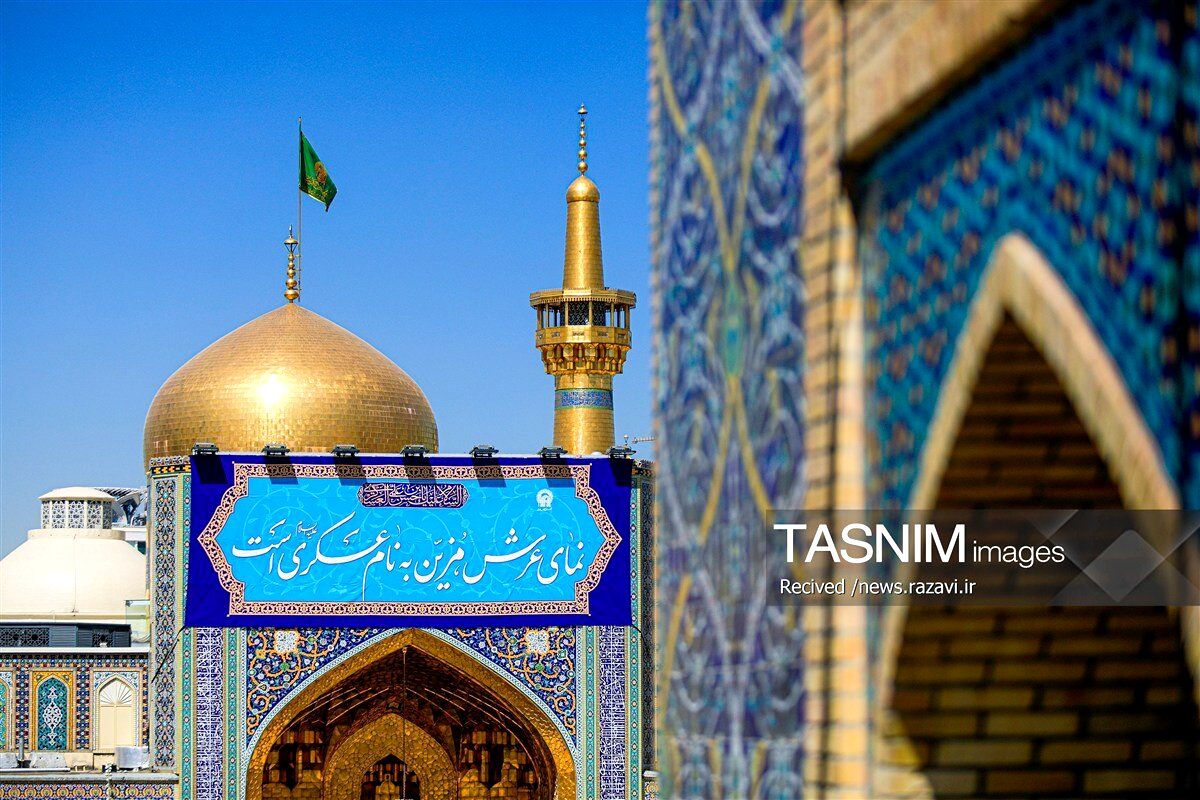 تصاویر: نصب کتیبه‌های ولادت‌ امام حسن عسکری علیه‌السلام در حرم رضوی