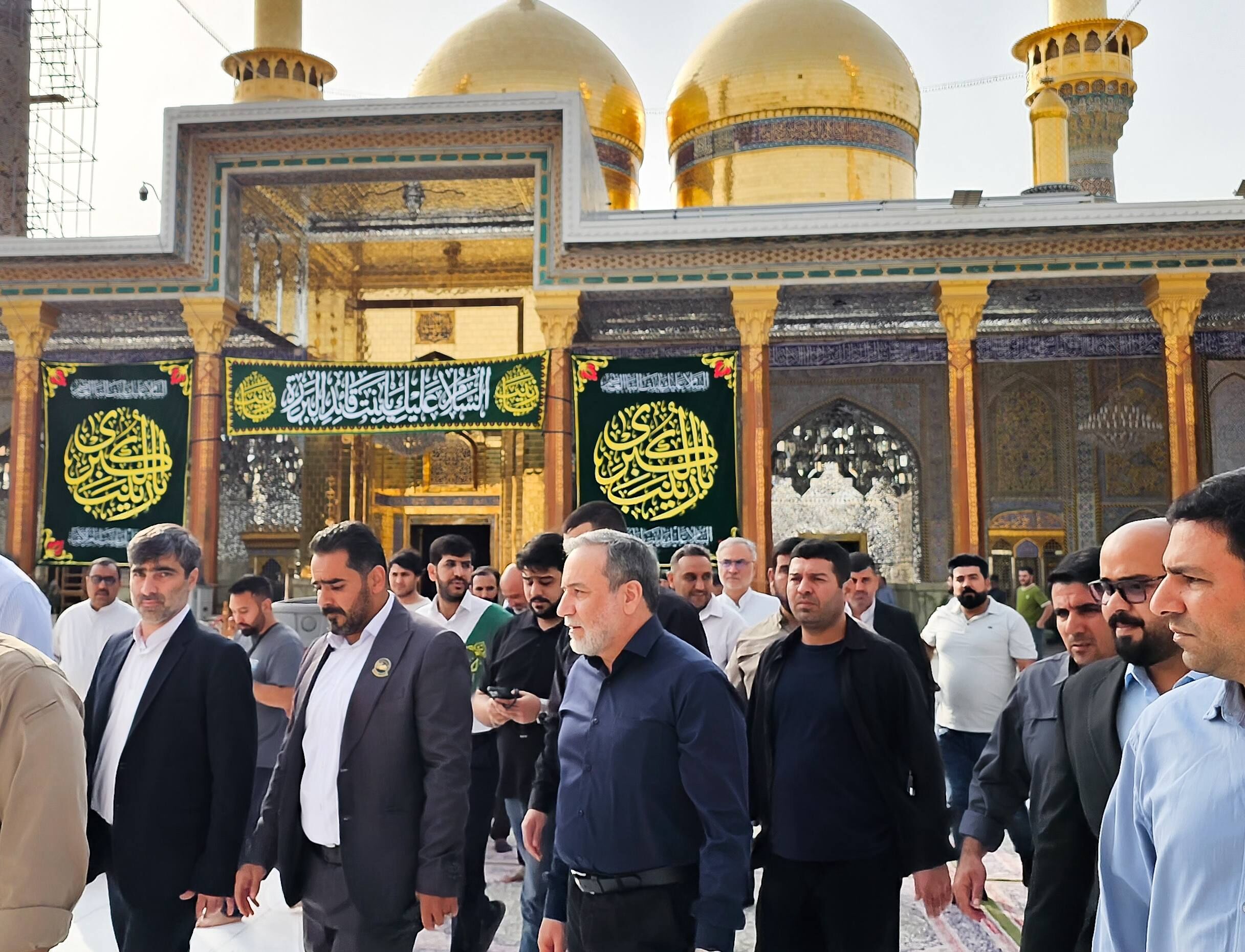 تصاویر: تشرف عراقچی به حرمین امام موسی‌ بن جعفر (ع) و امام جواد(ع)