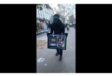 سرقت پیراهن و بازوبند کاپیتانی مسی در اعتراضات پاریس